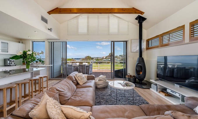 Hayborough House | Luxury @ Hayborough.Getaway with Sea, Town & Island Views. Woodfire & firepit