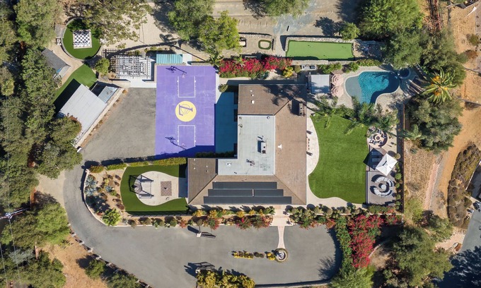 Felicita House | Luxury Hilltop Retreat: GameRoom/Volleyball/Putting Green/BasketBall Court&More!