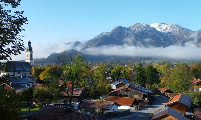 Lenggries House | Luxury holiday homes, panoramic mountain views, garden, lake, river, ski