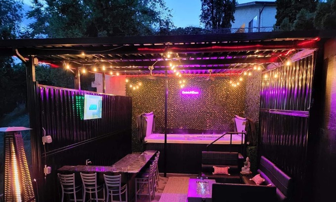 Central Okanagan House | Luxury Home - Downtown Kelowna - Bar/Swim Spa
