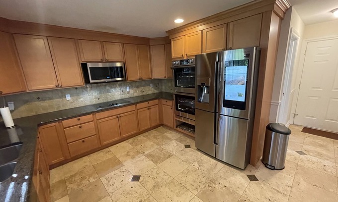 Farmington Hills House | Luxury Home For King & Queens!