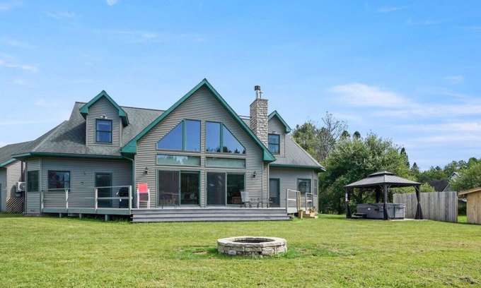 Houghton House | Luxury Home, Hot tub, Game Rm, Sauna, Near trails