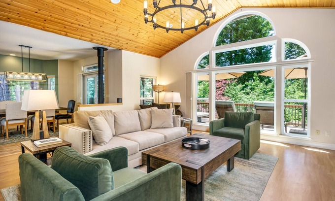 Glencoe House | Luxury Home In Arnold With Tons of Privacy & Space