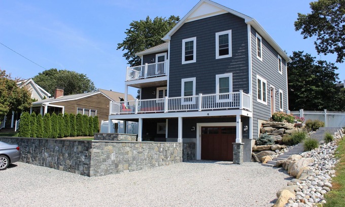 Bonnet Shores House | Luxury Home in Bonnet Shores 1/4 mile walk to Kelly Beach!