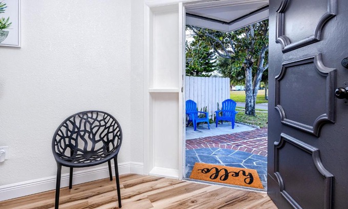 Tarpon Springs Apartment | Luxury Home & Mins to Beach and Walk to Downtown