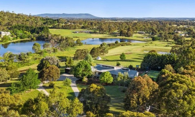 Kyneton House | Luxury Home on 7 Stunning Acres with Tennis Court and Glamping