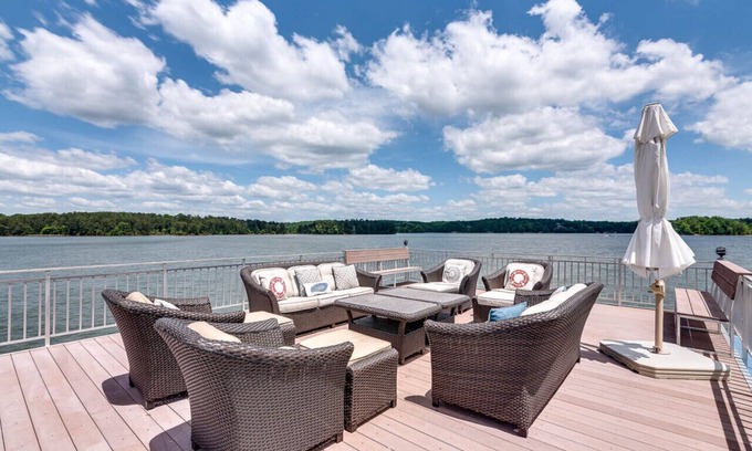 Gainesville House | Luxury Home on Private Peninsula