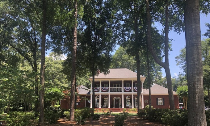 Kathleen House | Luxury Home w Swim Spa. 10 guests. Home sits across street from Houston Lake.