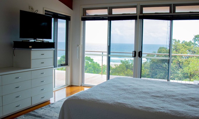 Point Lookout House | Luxury house, extensive beach + ocean views, minutes to flags on Cylinder Beach