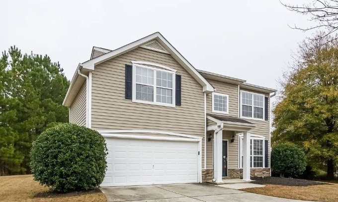 Austell House | Luxury House Near Six Flags Park three bedrooms and two and half Bath