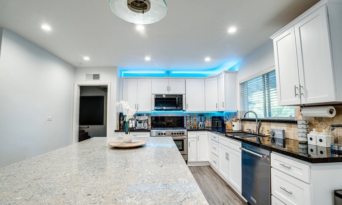 Canoga Park House | Luxury house with pool & gym
