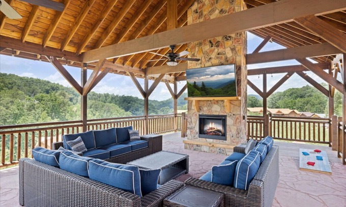 Caton Cabin | ~LUXURY~ INDOOR POOL/GAZEBO/OUTDOOR FIREPLACE/GAME RM/GOLDEN TEE/SAUNA/HOT TUB!