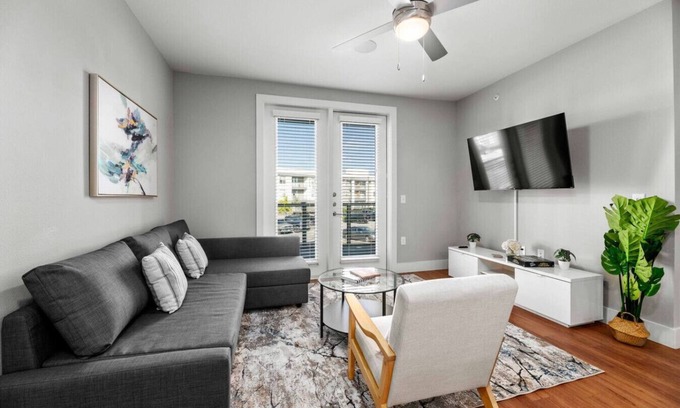 Fort Worth Apartment | Luxury King 1bd Pool + Gym + Parking + Stockyards