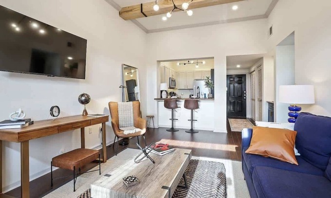 Mid City South Condo | Luxury King bed condo w/pool gym and free parking