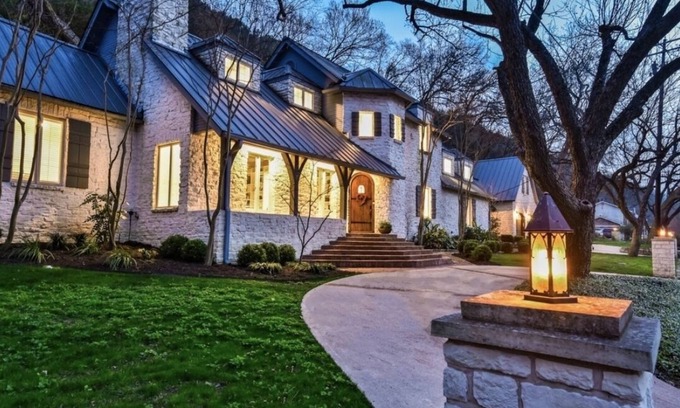 Rivercrest House | ⭐️Luxury Lake Austin: Brunch, Pool, Hot Tub, Waterfront Dock & Pizza Oven⭐️