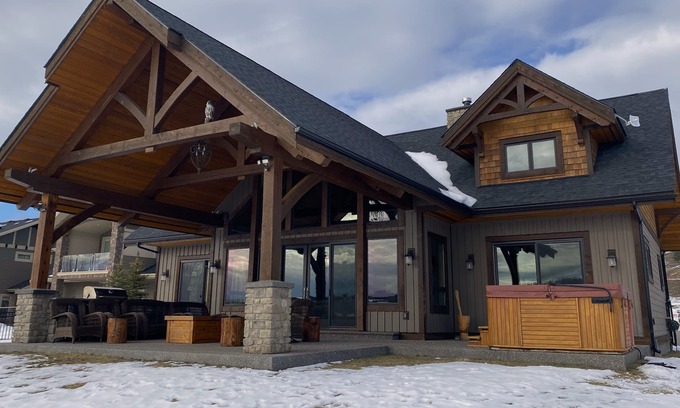 East Kootenay Cabin | Luxury Lake front house w/hot tub on Lake Koocanusa