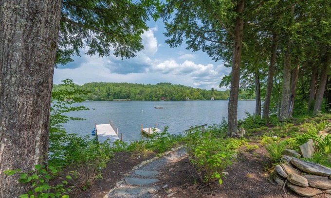 New London House | Luxury Lake home w/ hottub