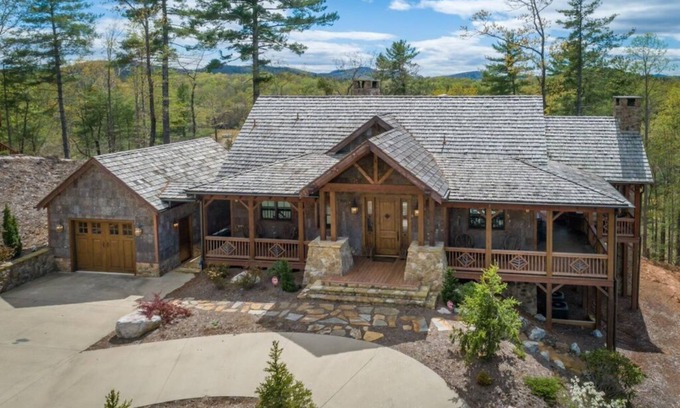 The Arbor House | **LUXURY LAKE HOME W/PERSONAL DOCK ON LAKE JAMES!**
