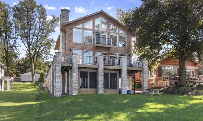Delavan Lake House | Luxury Lake House on Delavan, flat frontage on the lake, large pier, sleeps 20