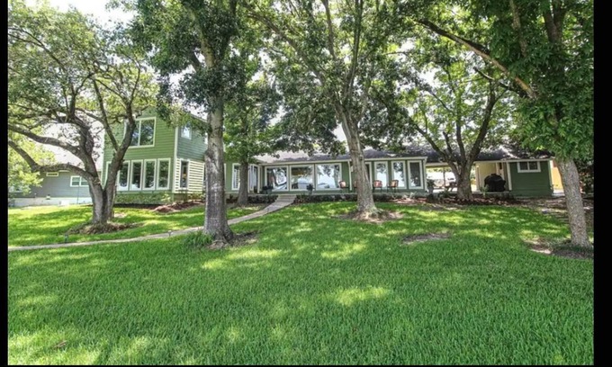 West Livingston House | Luxury Lake Living - Open Boat slip, Great for Families