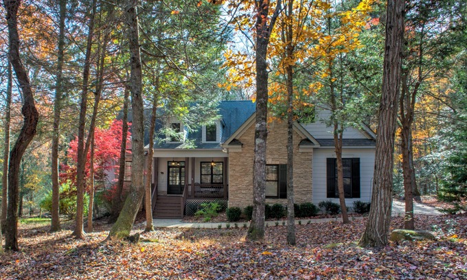 Lake Lure House | Luxury Lake Lure Home w/Resort Amenities + Biltmore Pass | 55 Min to Asheville
