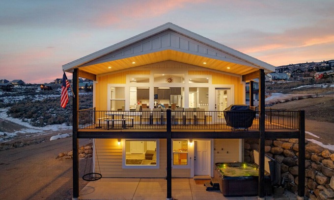 Sweetwater House | Luxury Lake Views | Sleeps 19 - Ideal Beach - Hot Tub - Foosball