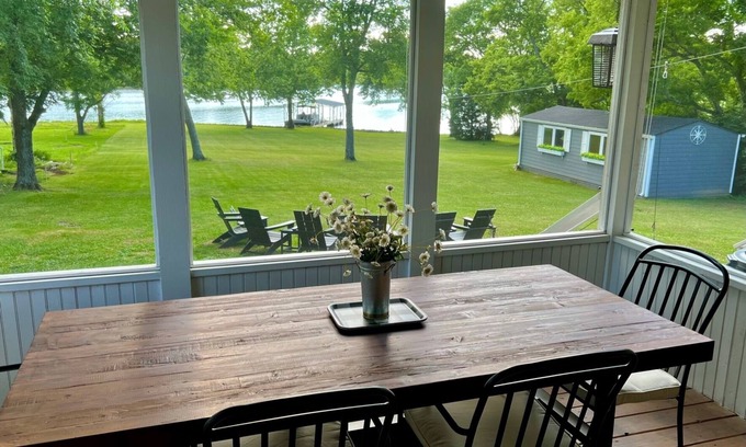 Gallatin House | Luxury Lakefront 30 min to NashvillenKayaks-Firepit-BBQ-PingPong-Foosball