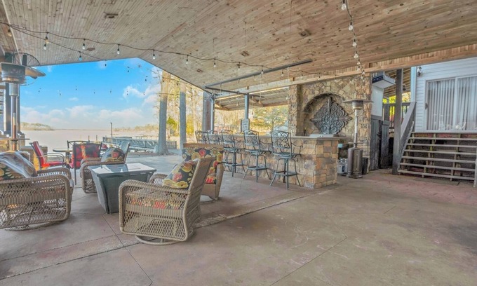 Gilbert Cottage | Luxury Lakefront 4br: Jacuzzi, Game Room & Wi-fi