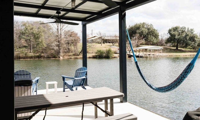 Kingsland House | Luxury lakefront: boat slip, hot tub & bunk room
