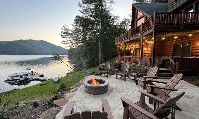 Topton House | Luxury Lakefront Cabin
