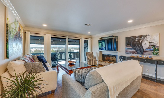 Lake Hamilton Condo | Luxury Lakefront Hot Springs Condo w/Pools!