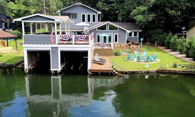 Wiley House | Luxury Lakefront Home on Lake Burton