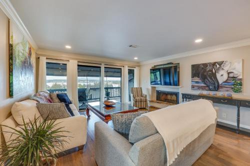 Lake Hamilton Apartment | Luxury Lakefront Hot Springs Condo with Pools!