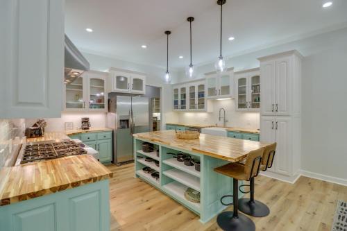 Edgemont House | Luxury Lakefront Retreat with Deck and Patio!