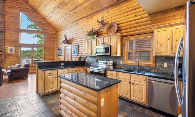 Lampe Cabin | Luxury Lakefront Resort Chalet 1~2 Pools~FREE Amenities~Dock~MiniGolf~Waterslide