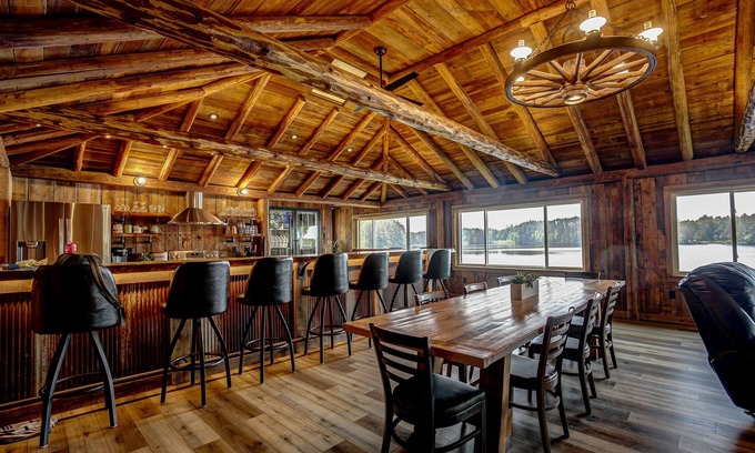 Tomahawk Cabin | Luxury Lakeside Lodge on Beautiful Somo Lake