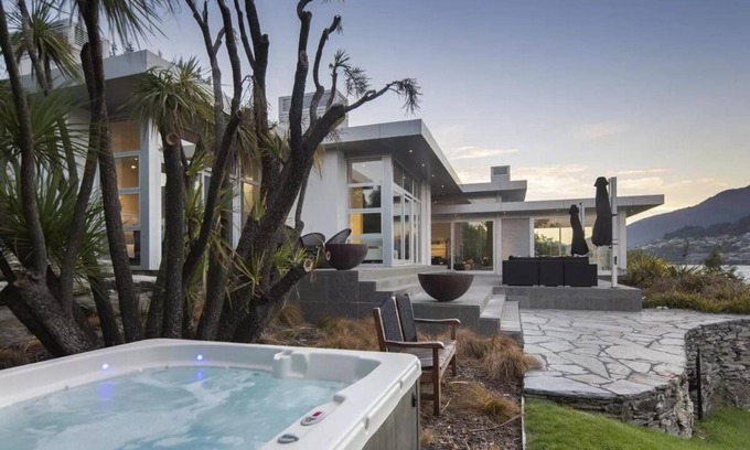 Kelvin Heights House | Luxury lakeside villa with terrace and spa pool by MajorDomo