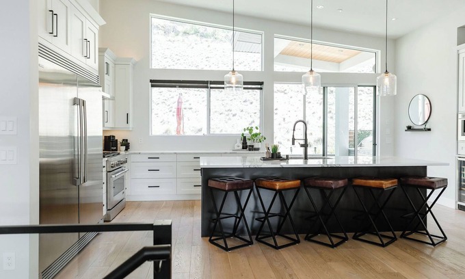 McKinley House | Luxury Lakeview Getaway | Hot Tub, Chef's Kitchen, Walk to Beach