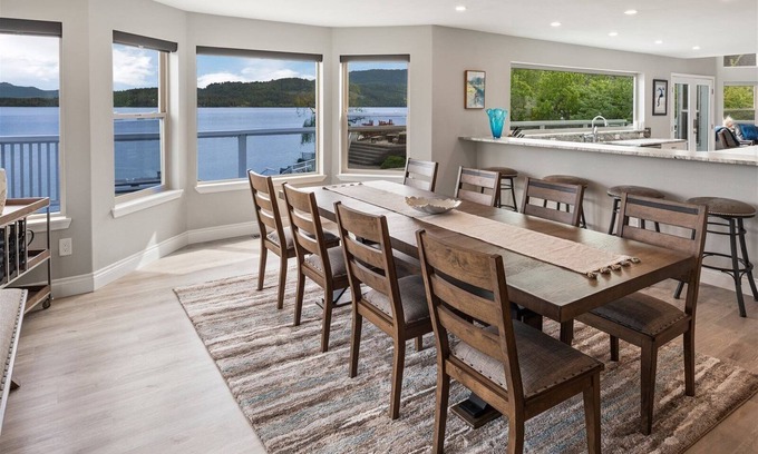 Sandpoint House | Luxury Large Waterfront | 6 Bed, 5 Bath