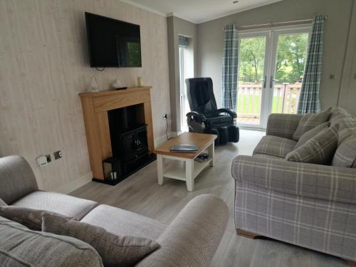 Llanfair Caereinion House | Luxury Lodge - Sleeps 4 hot tub & parking