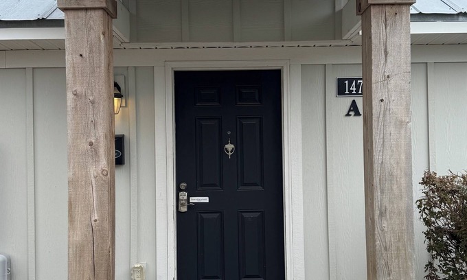 Elizabethtown Resort | Luxury Lodging, Lakefront View, Queen Bed w/Private Bath, Patio.