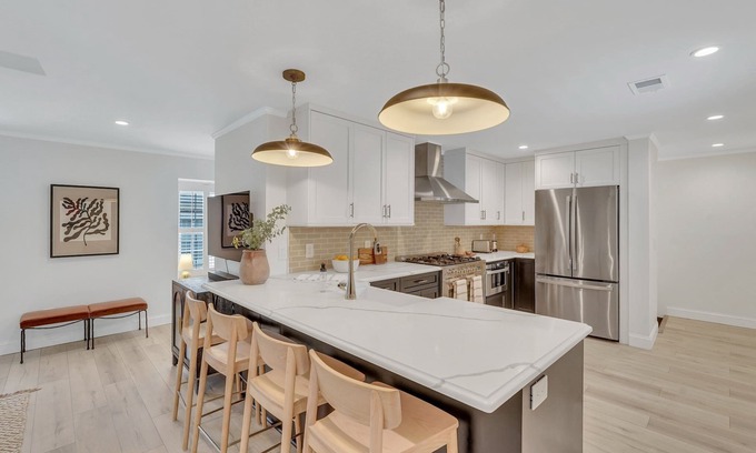 Historic Downtown Savannah Apartment | Luxury Loft in Prime Historic District Location by Lucky Savannah