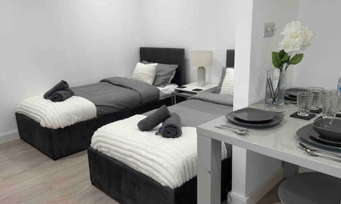 Havering Apartment | Luxury London 2-Bed Apt Sleep 5 BEST Location