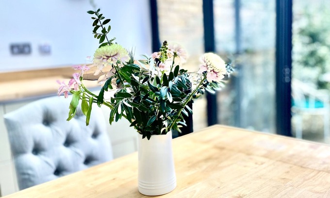 North Richmond Apartment | Luxury London 4Bd/3Bth Apartment w Garden/Parking (child/pet friendly!)