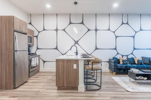 East Orange Apartment | Luxury Lookout with NYC view, 2BR plus Free Parking, Sleeps 8, 20 Percent Off