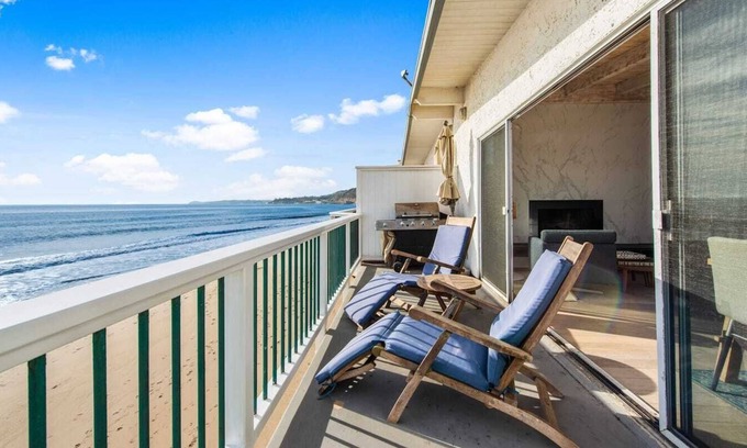 Los Angeles County House | Luxury Malibu Road Oceanfront Townhouse PRIVATE BEACH