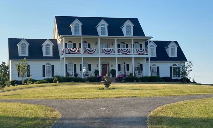 Chaplin House | Luxury Manor on Bourbon Trail 5 bdrm/4 bath, Pickleball, Hot Tub, Fitness Room