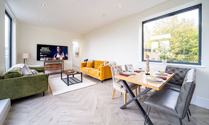Leeds Apartment | Luxury Mansion Penthouse 10 Mins to Leeds Centre