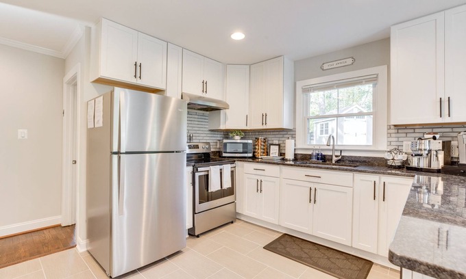 Middleburg House | Luxury Middleburg Manor with 4 Bedrooms 2 Baths
