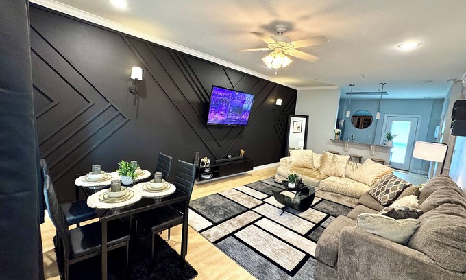 Midtown Condo | Luxury Midtown King Suite Escape